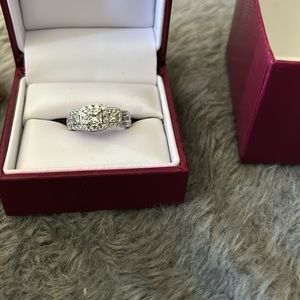 14kW 1CTW diamond 3 stone ring gently worn for a month original cost was 2999